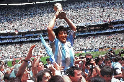 Diego Maradona levanta la copa en el Mundial de México 1986