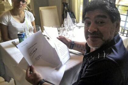 Diego Maradona muestra la carta que le envió Fidel Castro