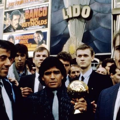 Diego Maradona posa con el Balón de Oro a la salida del teatro Lido, de Paris, donde recibió el trofeo al mejor futbolista del Mundial de México 86 (Archivo).