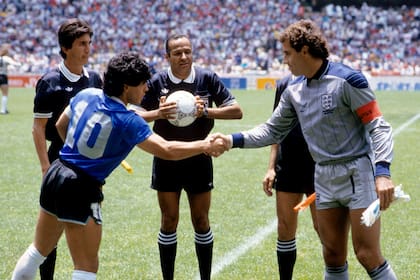 Diego Maradona saluda a Peter Shilton mientras el árbitro Ali Bennaceur (Ali Bin Nasser) controla la pelota: el partido épico del 86 quedó en la memoria popular 