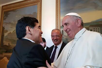 Diego Maradona saluda al Papa Francisco, en el Vaticano, en octubre de 2016