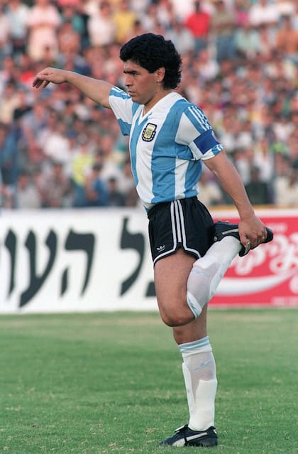Diego Maradona se prepara para el último amistoso de la selección antes del Mundial; fue victoria por 2 a 1 en Ramat Gan, frente a Israel, el 22 de mayo de 1990