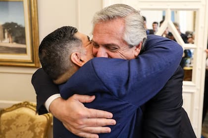 Fernández expresó su tristeza por la muerte de Maradona