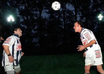 Diego Maradona y Carlos Menem, en la casa de Alejandro Granados, haciendo jueguito y enfundados en la camiseta de Tristán Suárez