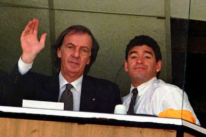 Diego Maradona y César Luis Menotti, en el estadio Atahualpa, durante un partido de eliminatorias para Francia 98