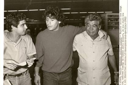El comienzo: diciembre de 1985, Arcucci fue a buscar a Maradona a Ezeiza con la "sencilla" tarea de que lo dejara pasar en su casa la Nochebuena... El Diez rechazó la propuesta del joven cronista de El Gráfico, pero le dijo: "Te espero mañana, te voy a dar la nota de tu vida".
