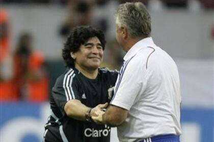 Diego Maradona y Guus Hiddink en el último amistoso entre la Argentina y Rusia en 2009