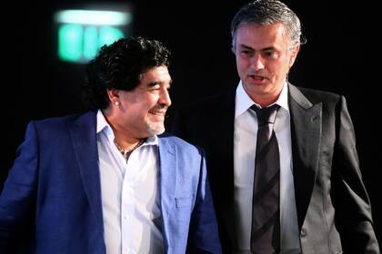 Diego Maradona y José Mourinho; el entrenador portugués expresó: "¡Me da vergüenza firmar una camiseta a Don Diego! Sos el número 1. Te adoro".