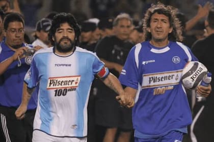 Diego Maradona y Mágico González