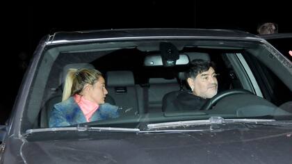 Diego Maradona y Rocío Olivia, ayer, en Ezeiza