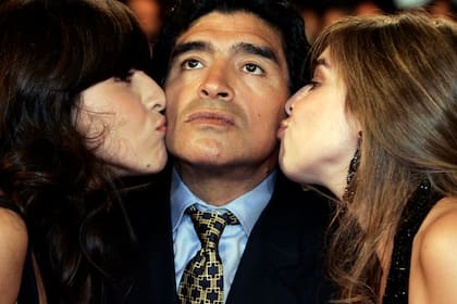 Diego Maradona y sus hijas Dalma y Giannina.