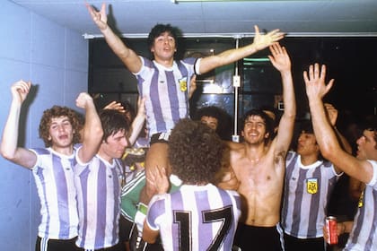 Diego Maradona y todo el plantel argentino celebran el primer título mundial Sub 20, en Japón 1979