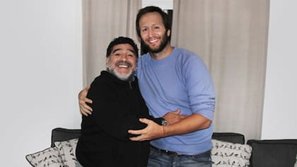 Diego Maradona y Tomás Yankelevich, felices tras firmar el acuerdo