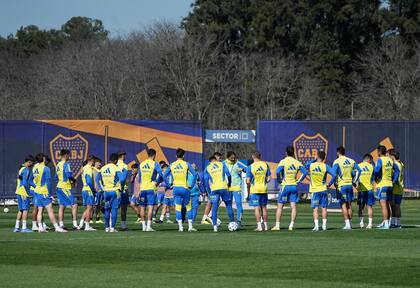 Diego Martínez charla con el plantel de Boca antes de un entrenamiento, en el predio de Ezeiza