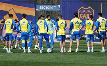 Diego Martínez en pleno entrenamiento con los jugadores de Boca: en la previa del partido con River tiene varias cosas para corregir