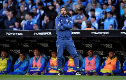 Diego Martínez y una mirada de preocupación durante el partido de Boca ante Racing
