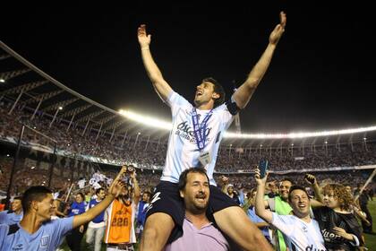 Diego Milito y Racing fueron campeones del torneo Transición 2014, ganado de arremetida contra River.