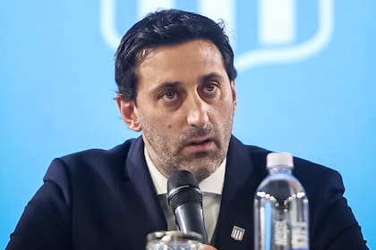 Diego Milito, el presidente de Racing, está molesto con River y su dirigencia