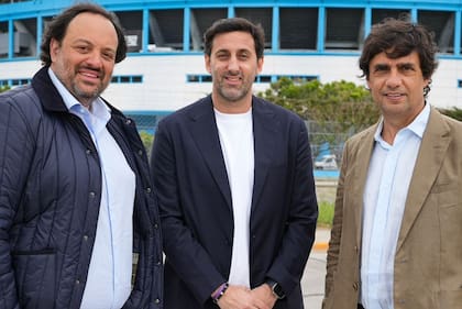Diego Milito, en el centro, junto con Martín Ferré y Hernán Lacunza, los vicepresidentes