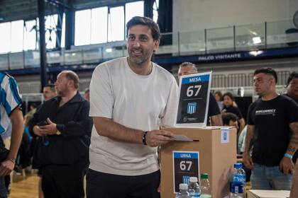 Diego Milito votando este domingo, en las elecciones de Racing: el ídolo que quiere ser presidente