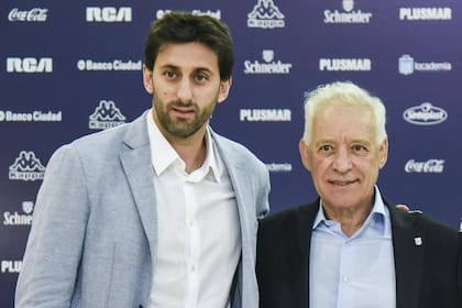 Diego Milito y el presidente Víctor Blanco