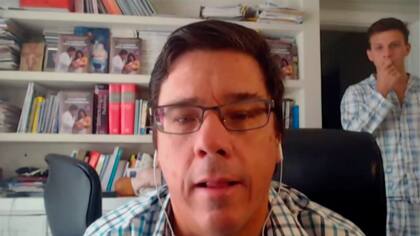 Diego Montes de Oca, durante el vivo con "Nosotros a la mañana" y su hijo detrás