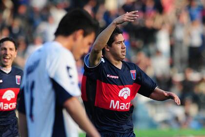 Diego Morales festeja su gran gol de Tigre ante Quilmes