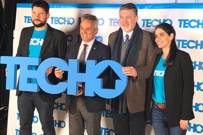 Diego Navarro y Eduardo Rengoni de CAME, junto a los organizadores de la cena de Techo