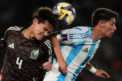 Diego Ochoa disputando la pelota aérea con Valentino Acuña