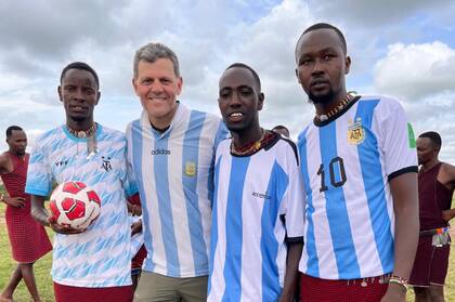 Diego organizó un partido de fútbol en Kenia: "Cada vez que me encuentro con estas fotos me emociono al recordar lo que fue ese partido... cuando se acercan los hombres a jugar y dejaban las lanzas y espadas al costado".