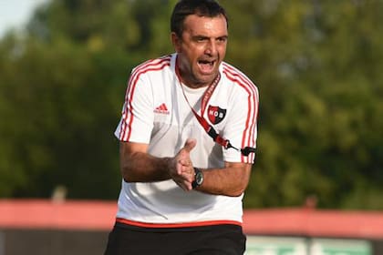 Diego Osella no ve posible su continuidad como DT de Newell''s