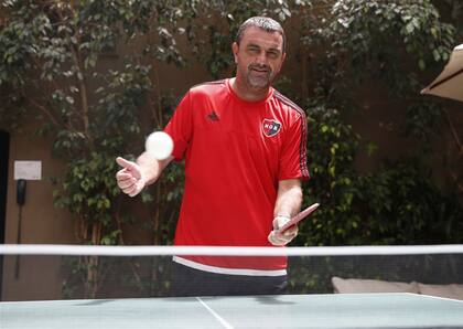 Diego Osella y un momento de distensión en el trabajo en Mar del Plata: jugando al ping pong en la concentración de Newell's