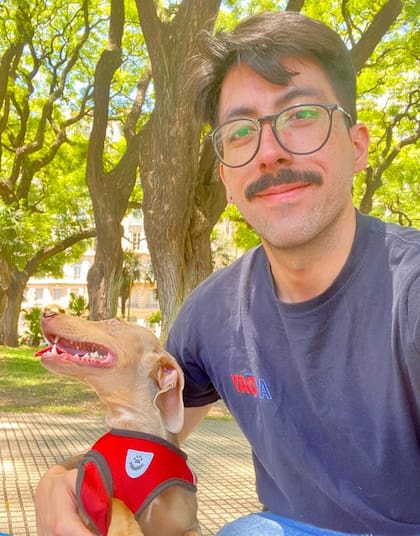 Diego Osorio junto a Oliver, el perro que le habían robado en la puerta de supermercado de Belgrano
