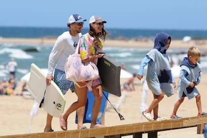 Diego, Paz, Martín y César (con buzos gemelos) a su llegada a La Brava de José Ignacio.