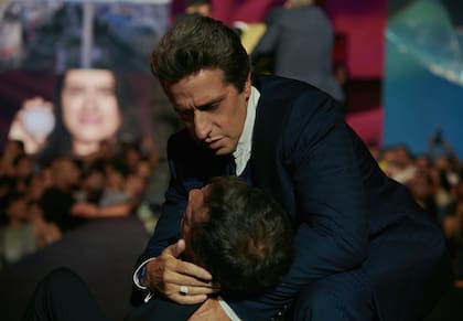Diego Peretti como el pastor Emilio en los tramos iniciales de la acción, cuando un magnicidio en su propia iglesia cambia su destino