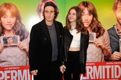 Diego Peretti junto a su hija Mora, en 2016, en un evento