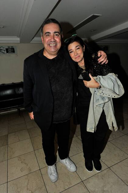 Diego Pérez y su esposa, Mariela, en la llegada al teatro