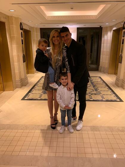 Diego Perotti, delantero de Roma, con su mujer y sus dos hijos, ambos italianos: Francesco y Romeo.