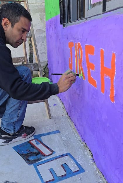 Diego pinta los nombres de los locales para que se destaquen.