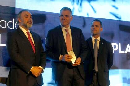 Diego Pistone, de Molinos Río de la Plata, con el premio para la empresa