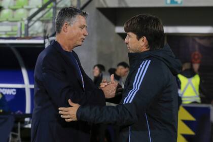 Diego Placente (a la derecha) sabe lo que es conducir a los juveniles; también es el DT del Sub 17