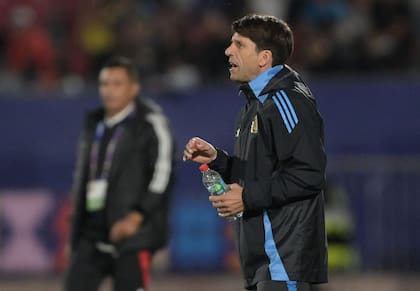 Diego Placente dando indicaciones durante el partido ante Colombia