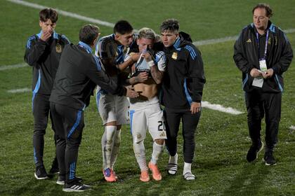 Diego Placente fue jugador y sabe que las palabras no alcanzan ante una jornada así: abrazó a Gianluca Prestianni en una tarea que continuaron compañeros y empleados.