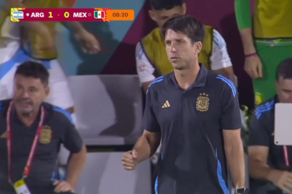 Diego Placente observa el partido desde el banco, conforme por ahora con su equipo