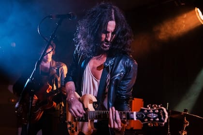 Diego Plotino tocando la guitarra en The Corderoys