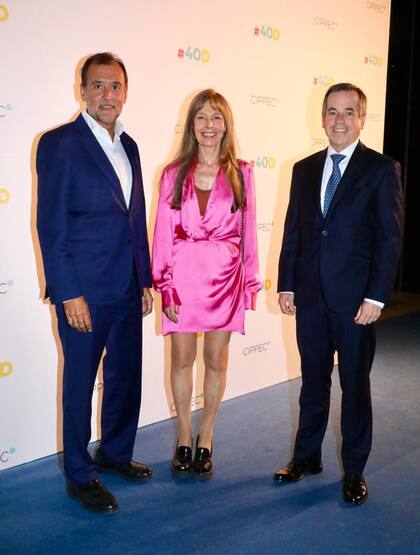 Diego Prado, director de Asuntos Corporativos de Toyota, Beatriz Zona y Gustavo Salinas, presidente de Toyota Argentina 