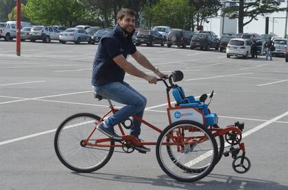 Diego probando uno de los primeros modelos de la Erni Bike en 2016