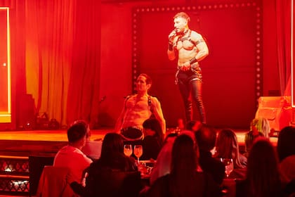 Diego Ramos y Martín Salwe en una escena de Sex, donde el actor se acerca a jugar con el público