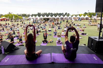 Diego Real y Agustina Echegoyen guiaron las clases de stretching en el escenario principal.