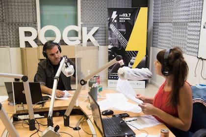 Diego Ripoll y Calu Bonfante en el estudio de Radio Nacional Rock